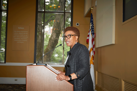 Pearl Alexander addresses Inclusive Leaders Academy cohort at the 2022 closing ceremony 